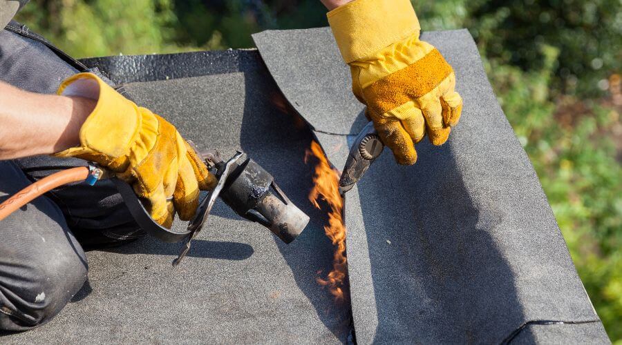 Professional gutter cleaning in Hewlett, NY